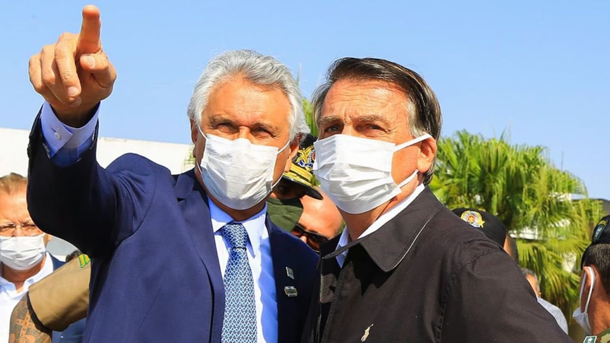 Caiado aponta algo a Bolsonaro, ambos estão de máscara - Caiado manifesta apoio a candidatura da terceira via e se afasta de Bolsonaro