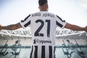 Kaio Jorge com a camisa da Juventus