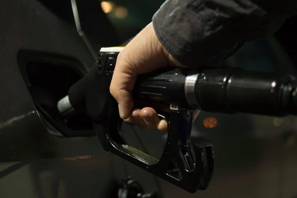 Gasolina já passa de R$ 7 em 3 regiões, diz ANP: Sul é onde está mais cara