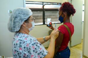 Goiânia tem 30 pontos de vacinação contra a Covid nesta segunda-feira (23); confira