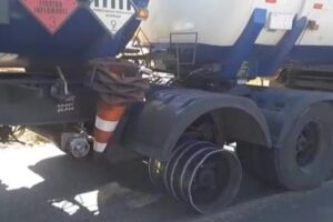 PRF prende motorista bêbado dirigindo carreta sem três pneus na BR-153, em Uruaçu