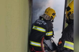 Criança coloca fogo na despensa da própria casa, em Trindade. Local ficou destruído pelas chamas. (Foto: Divulgação/Bombeiros)