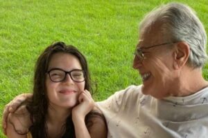 'Saudades', afirma Nora de Tarcísio Meira ao compartilhar foto de ator com neta