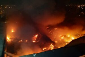 Incêndio destrói dois galpões de materiais de construção em Aparecida de Goiânia