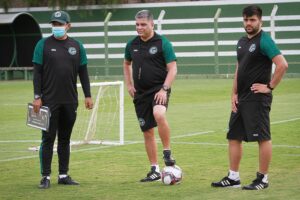 Marcelo Cabo acompanha treino no Goiás