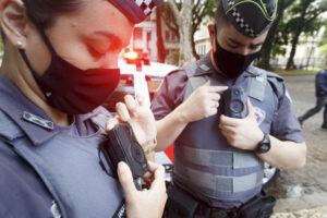 Câmeras grava-tudo causam queda de 40% no número de mortes por intervenção policial em SP (Foto: reprodução/Folha de SP)