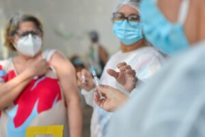 Vacinação contra Covid em Goiânia: veja como e onde se imunizar. Confira os grupos contemplados para esta sexta-feira (6). (Foto: Jucimar de Sousa/Mais Goiás)