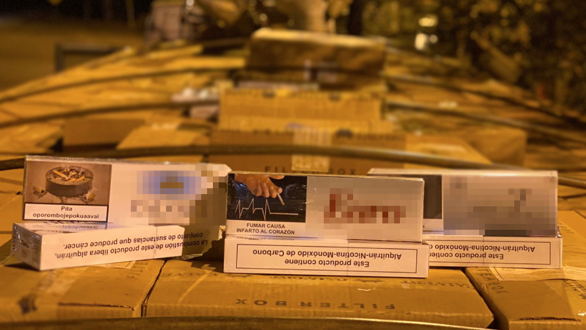 Caminhão carregado com caixas. Dentro dela existem 420 mil maços de cigarros contrabandeados. Ao lado do caminhão está uma placa de proibido estacionado. Foto ilustra chamada: Polícia apreende R$ 2.1 milhões em cigarros contrabandeados em Santa Rita do Araguaia