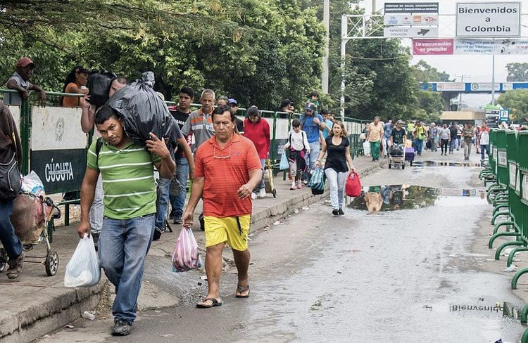 Venezuelanos atravessam fronteira (Foto: Instagram)