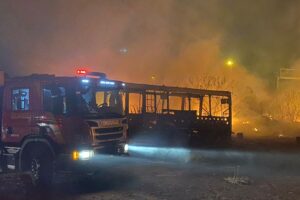 Incêndio atinge sete carcaças de ônibus em pátio anexo a Metrobus em Goiânia