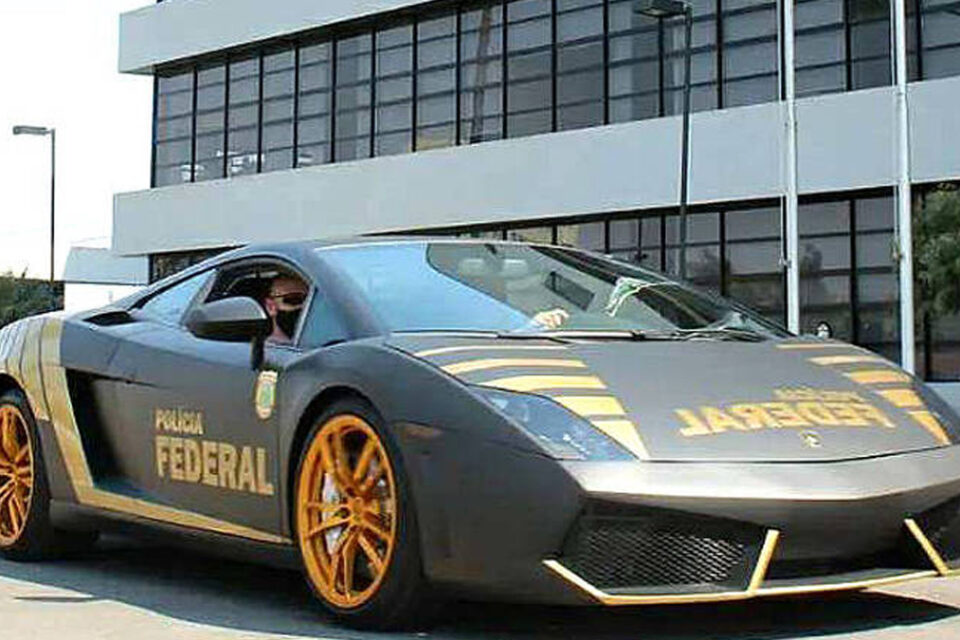 Lamborghini de R$ 800 mil vira viatura de PF no Paraná