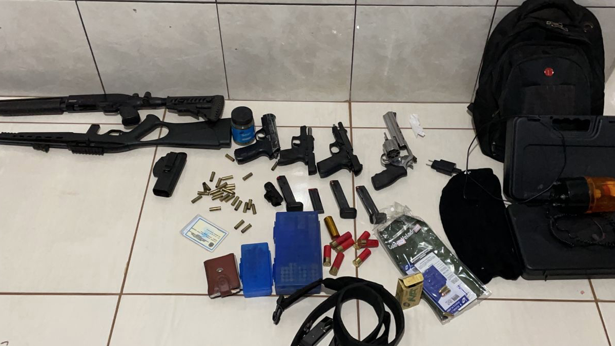 Armas encontradas com suspeitos. Dez pessoas são presas suspeitas de crimes de agiotagem em Rio Verde