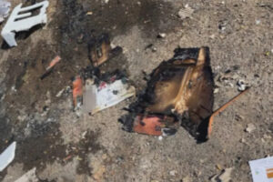 Restos de lixo que explodiu. Foto ilustra chamada: Gari sofre queimaduras no rosto após saco de lixo explodir em Jaraguá