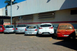 Pátio da Secretaria do Meio Ambiente e Sustentabilidade de Aparecida de Goiânia com carros apreendidos (Foto: Semma)