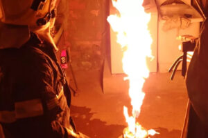 Imagem mostra chamas altas saindo de botijão de gás. Foto ilustra: Botijão de gás pega fogo enquanto mulher fazia jantar em Catalão