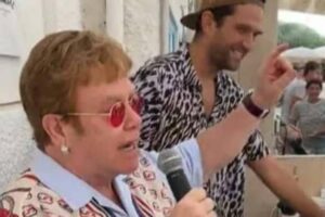 Elton John surpreende fãs em restaurante na França ao fazer breve apresentação