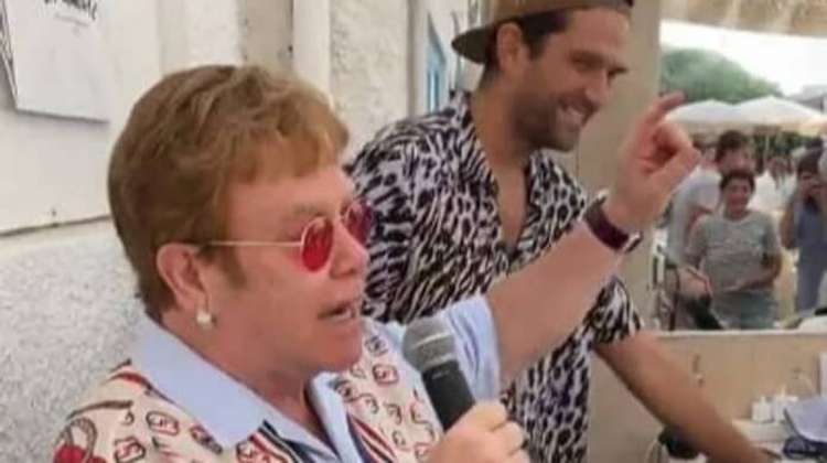 Elton John surpreende fãs em restaurante na França ao fazer breve apresentação