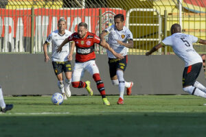 Everton Ribeiro, do Flamengo, tenta sair da marcação do jogador do Sport