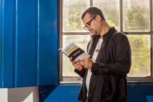 André Garcia lança livro Liber IMP, apostando no humor ácido