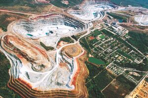 Visão aérea de mina de amianto em Minaçu