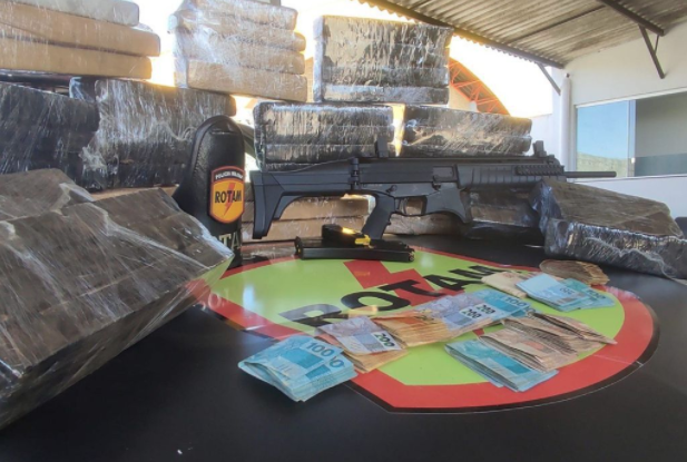 Rotam apreende 100kg de maconha, R$ 13 mil e arma e munição em Goiânia
