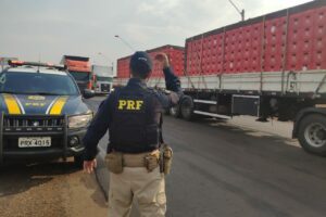 Caminhoneiros encerraram bloqueios em rodovias federais goianas na manhã desta quinta-feira (9) após atos de grupos isolados da categoria. (Foto: PRF)