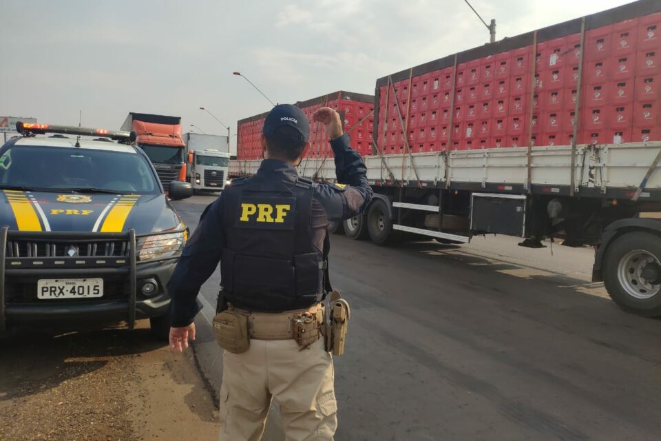 Caminhoneiros encerraram bloqueios em rodovias federais goianas na manhã desta quinta-feira (9) após atos de grupos isolados da categoria. (Foto: PRF)