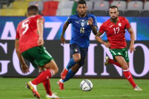 Jogadores da Itália e da Bulgária disputa a bola