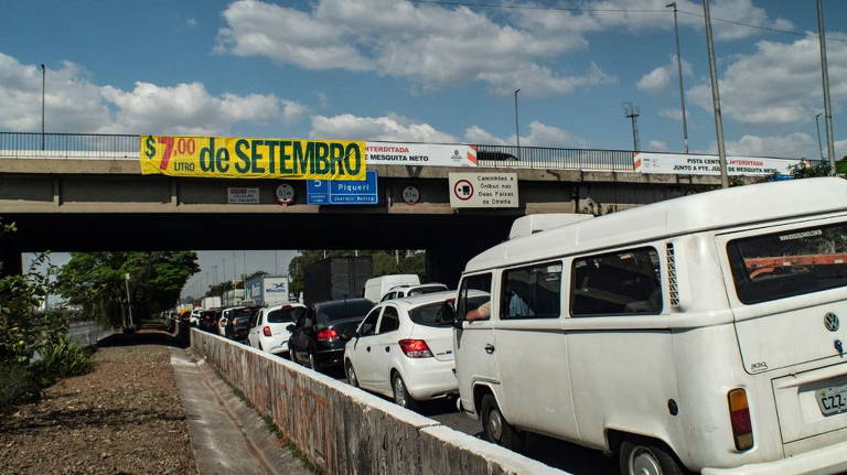 Bolsonaro Gasolina a R$ 7 vira trocadilho com 7 de setembro em faixas pelo Brasil