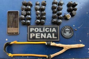 Polícia flagra adolescentes tentando arremessar drogas com estilingue para detento