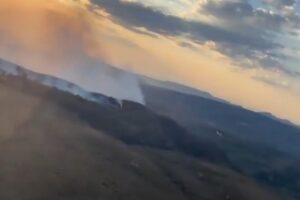 Sobrevoo da área atingida pelo fogo- Bombeiros usam helicóptero em combate a incêndio na Chapada dos Veadeiros