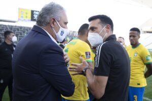 Tite e Lionel Scaloni, técnico da Argentina, conversam em jogo paralisado entre Brasil e Argentina
