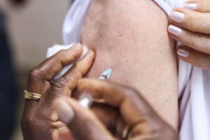 enfermeira aplica a vacina no braço de uma pessoa na vacinação contra Covid em Goiânia