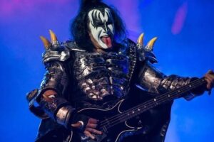 Gene Simmons testa positivo para Covid e Kiss adia turnê