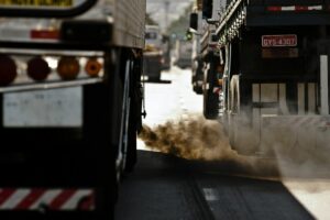 caminhão liberando fumaça, uma das principais formas de se lançar carbono na atmosfera