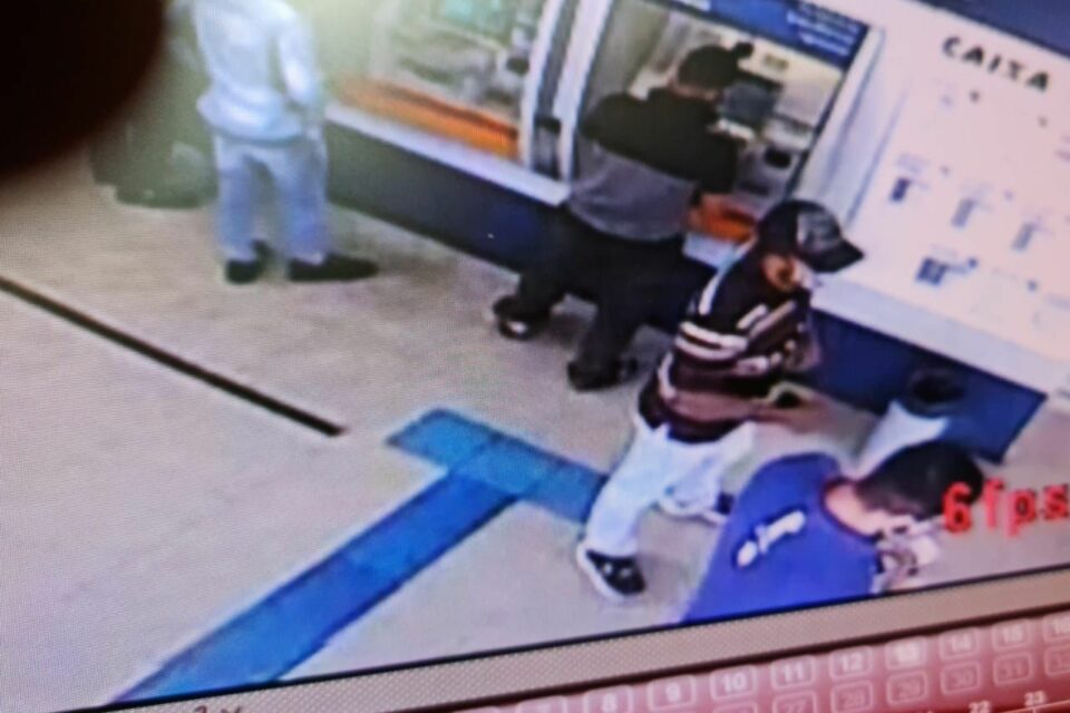 Bandidos assaltam agência da Caixa