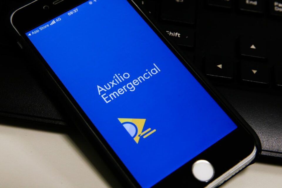 Logo do auxílio emergencial na tela do celular