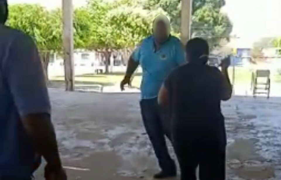 Mulher é presa após danificar vacinas contra Covid e ameaçar profissionais da Saúde com faca, em Divinópolis (Foto: reprodução - TV Anhanguera)