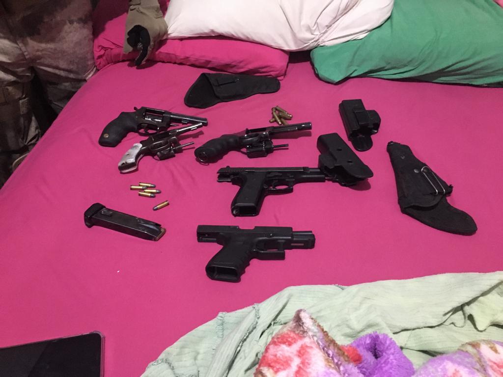 Armas de fogo sobre cama em endereço de alvo da operação