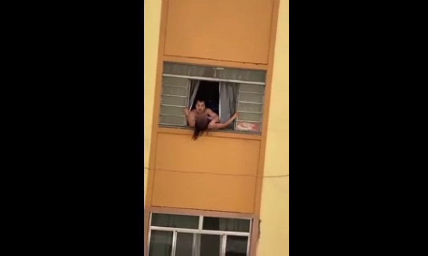 Grávida tenta pular janela de prédio para escapar de agressão de marido