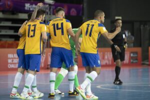 Jogadores brasileiros comemoram gol no Mundial de Futsal
