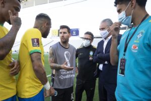 Neymar e Messi conversam durante paralisação do jogo entre Brasil e Argentina