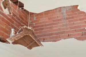 Redemoinho atinge e destrói telhado de duas casas em Goiânia (Crédito: Reprodução - TV Anhanguera)