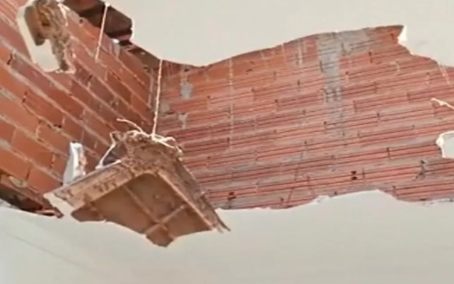 Redemoinho atinge e destrói telhado de duas casas em Goiânia (Crédito: Reprodução - TV Anhanguera)
