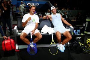 Nadal e Federer durante descanso de partida de tênis