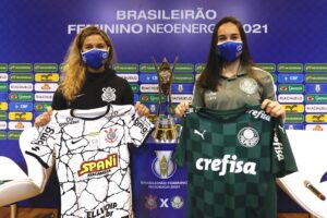Jogadoras do Corinthians e do Palmeiras posam para foto com camisa das equipes
