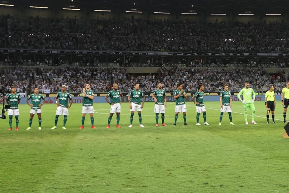 Jogadores do Palmeiras reunidos no meio do gramado