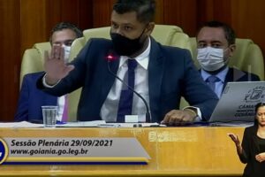 Romário Policarpo, presidente da Câmara faz gesto de pare com a mão