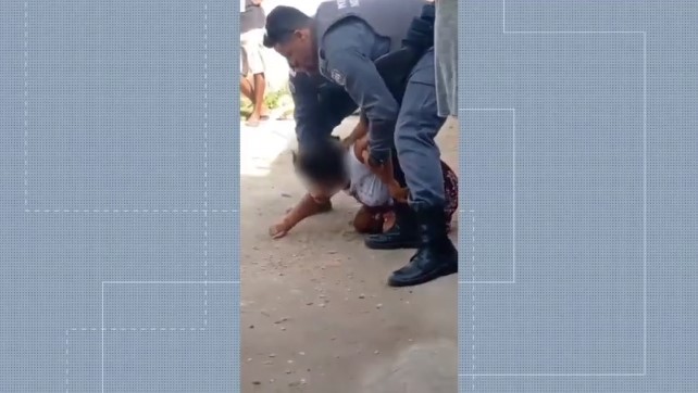 Policiais agridem mulher ajoelhada com socos e tapas no Espírito Santo (Foto: Divulgação)