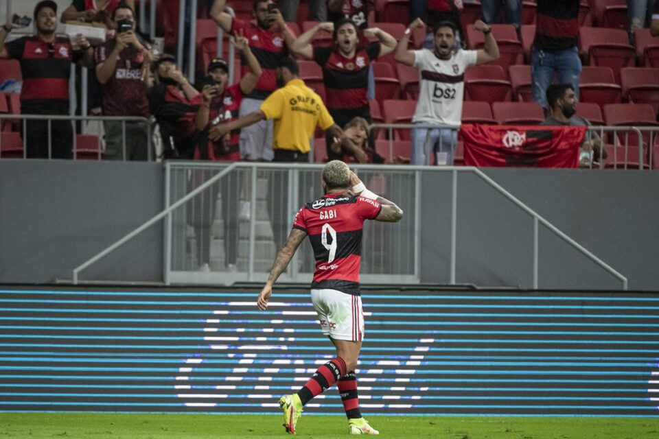 Gabi comemora gol do Flamengo com a torcida